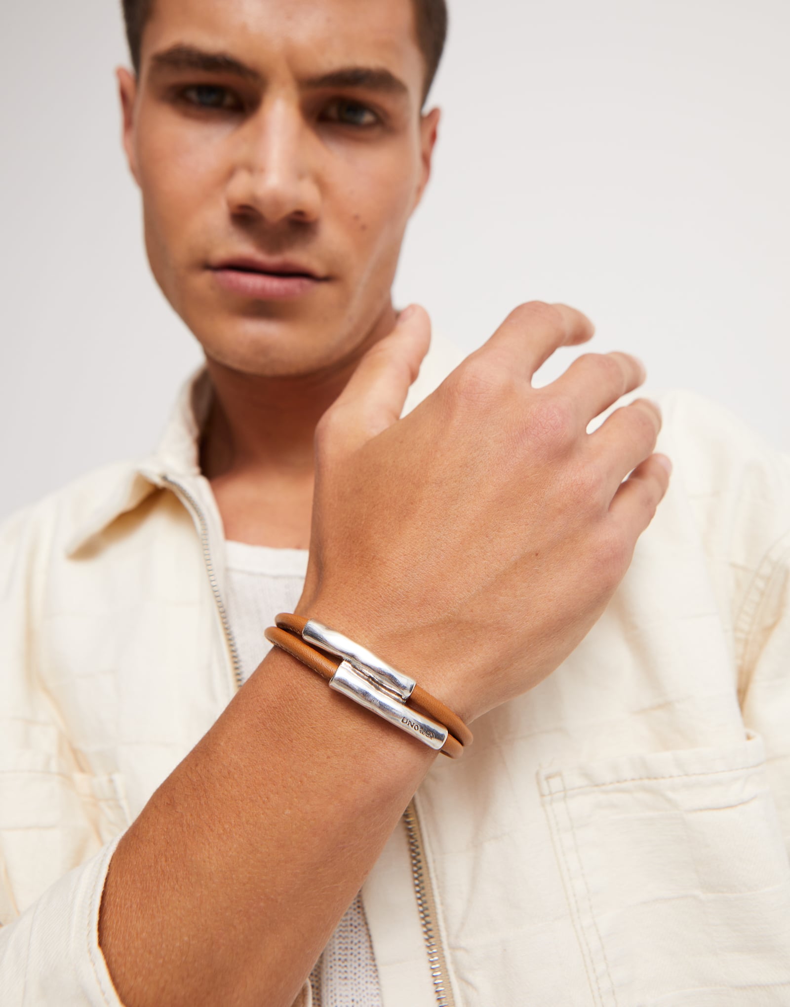 Pulsera doble cuero camel con dos tubos ba&ntilde;ada en plata de ley